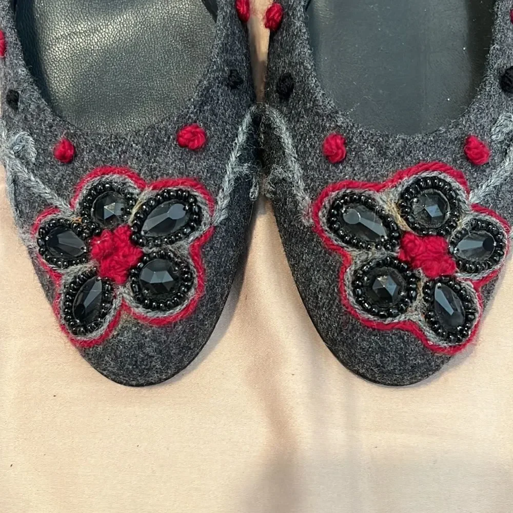 NWOT Stuart Weitzman grey flannel flats with red grey and black embellishments
